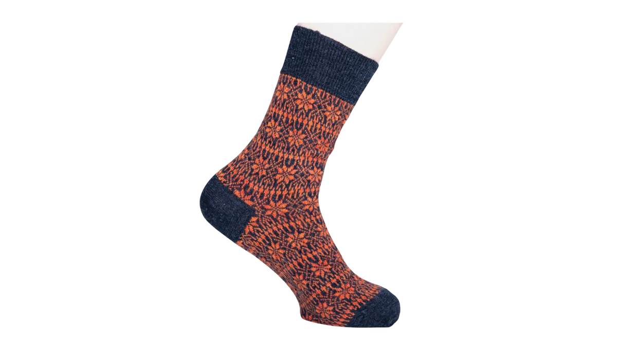 Socken ohne separate Zehen, wadenhoher Schaft, elastischer Bund, gemustertes Schaftteil, verstärkter Fersen- und Zehenbereich, Seitenansicht am Fuß getragen