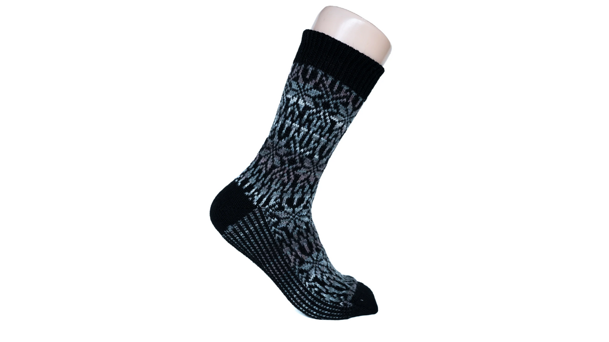 Socken ohne separate Zehen, wadenhoher Schaft, elastischer Bund, gemustertes Schaftteil, getragen am Fuß, Seitenansicht außen