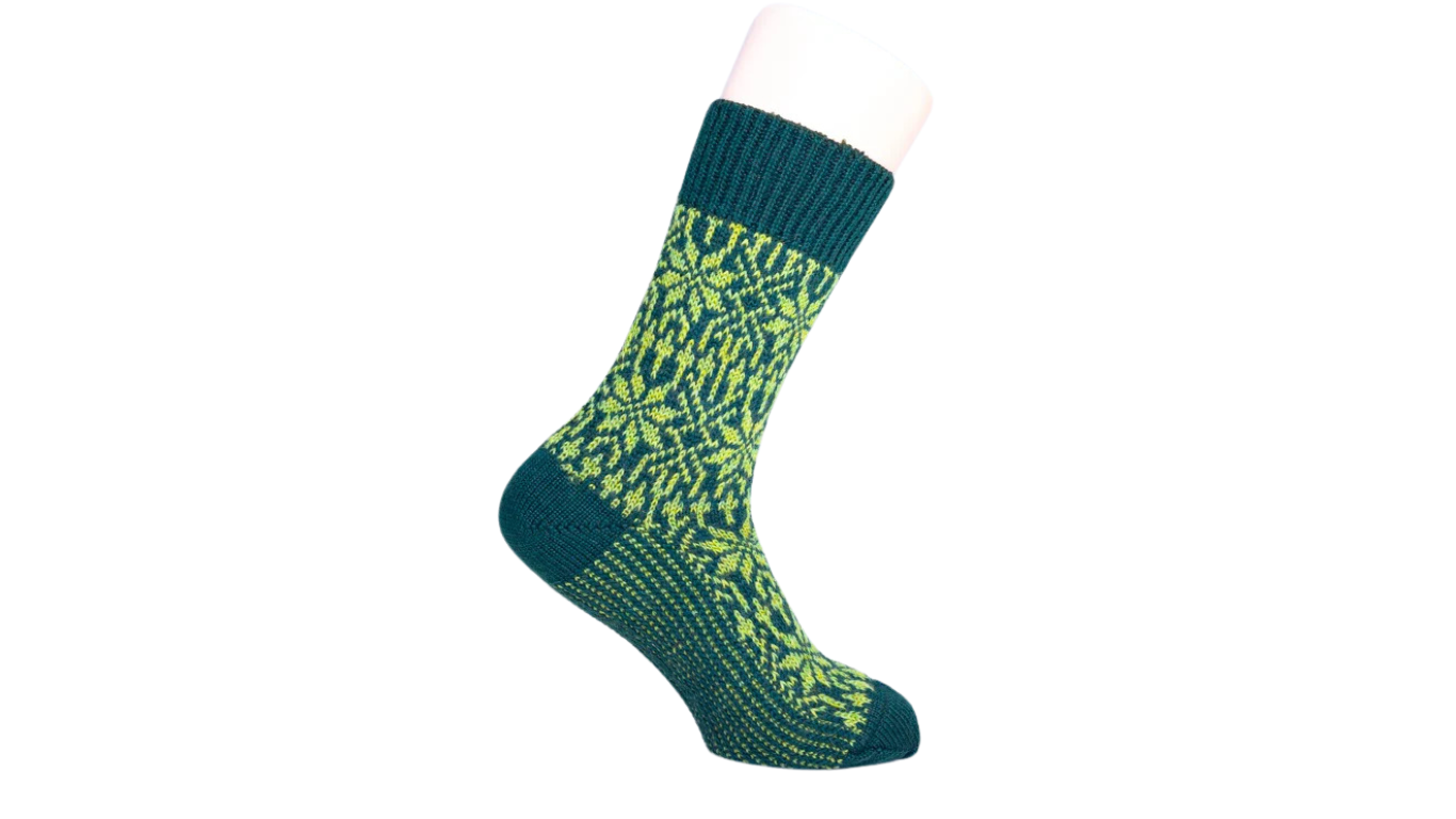 Socken ohne separate Zehen, wadenhoher Schaft, elastischer Bund, gemustertes Schaftteil, getragen am Fuß, Seitenansicht außen