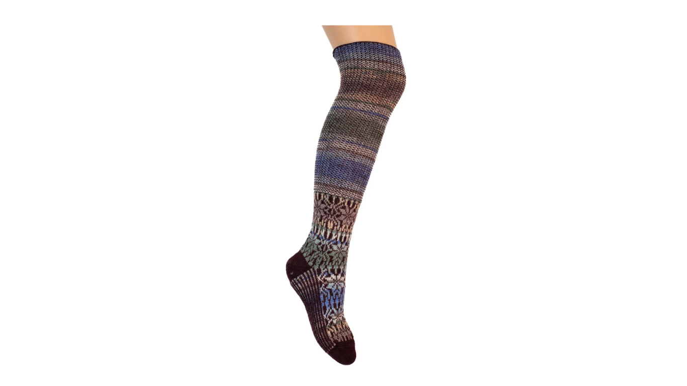 Socken ohne separate Zehen, knielanger Schaft, elastischer Bund, mehrfarbiges Strickmuster, verstärkter Fersen- und Zehenbereich, Seitenansicht außen