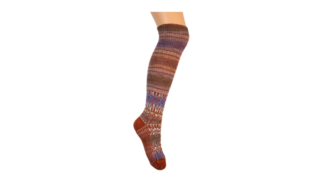 Socken ohne separate Zehen, knielanger Schaft, elastischer Bund, mehrfarbiges Strickmuster, verstärkter Fersen- und Zehenbereich, Seitenansicht außen