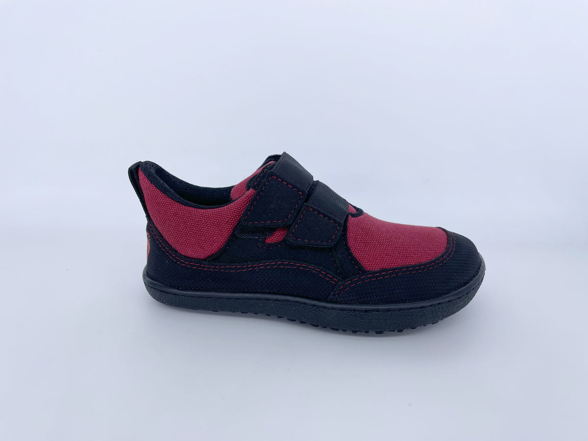 Kinder Barfußschuh, geschlossene Zehen und geschlossener Fersenbereich, Klettverschluss, einzelner Schuh, Seitenansicht