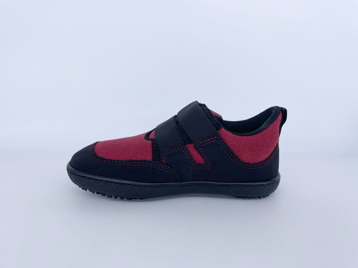 Kinder Barfußschuh, geschlossene Zehen und geschlossener Fersenbereich, Klettverschluss, einzelner Schuh, Seitenansicht innen