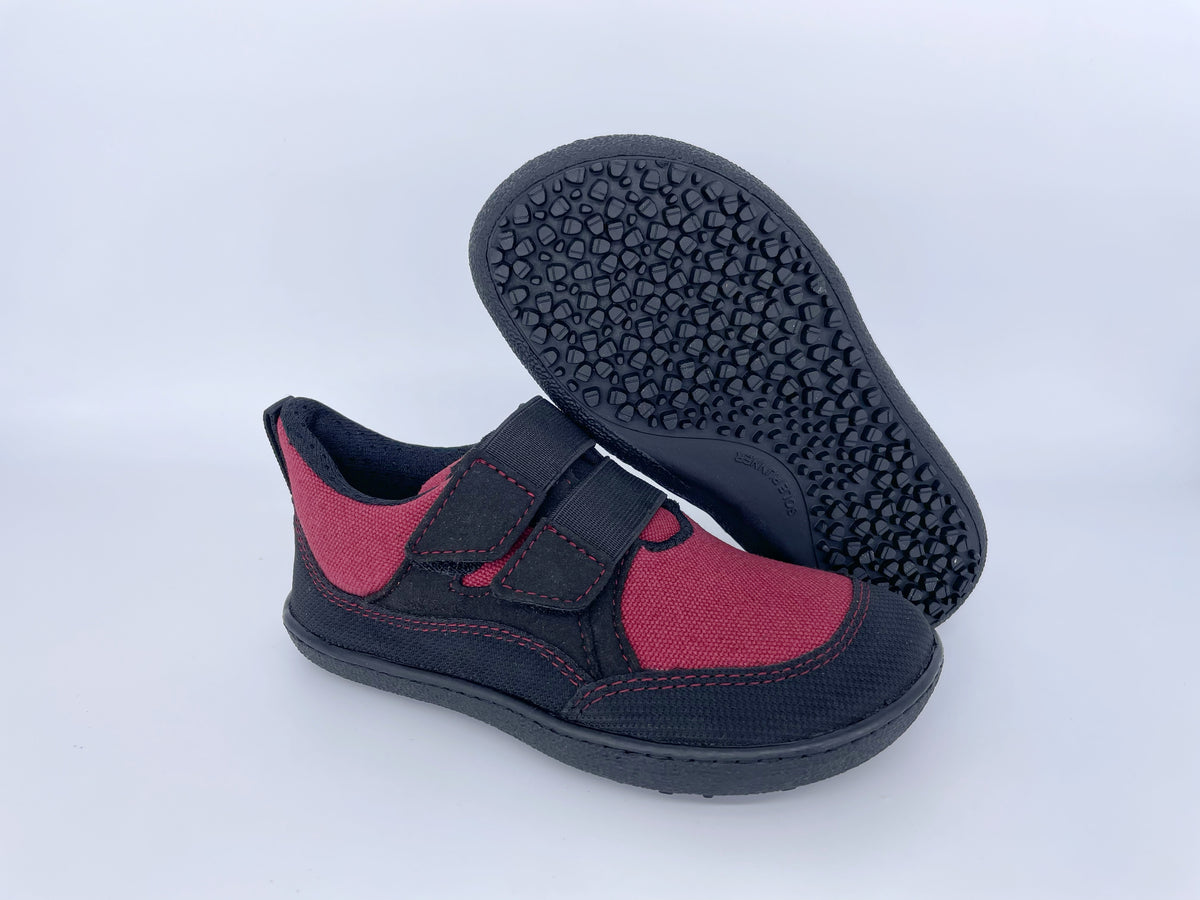 Kinder Barfußschuh, geschlossene Zehen und geschlossener Fersenbereich, Klettverschluss, als Paar, schräge Vorderansicht