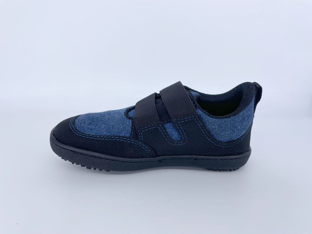 Kinder Barfußschuh, geschlossene Zehen und geschlossener Fersenbereich, Klettverschluss, flexible Sohle mit Profil, einzelner Schuh, Seitenansicht innen