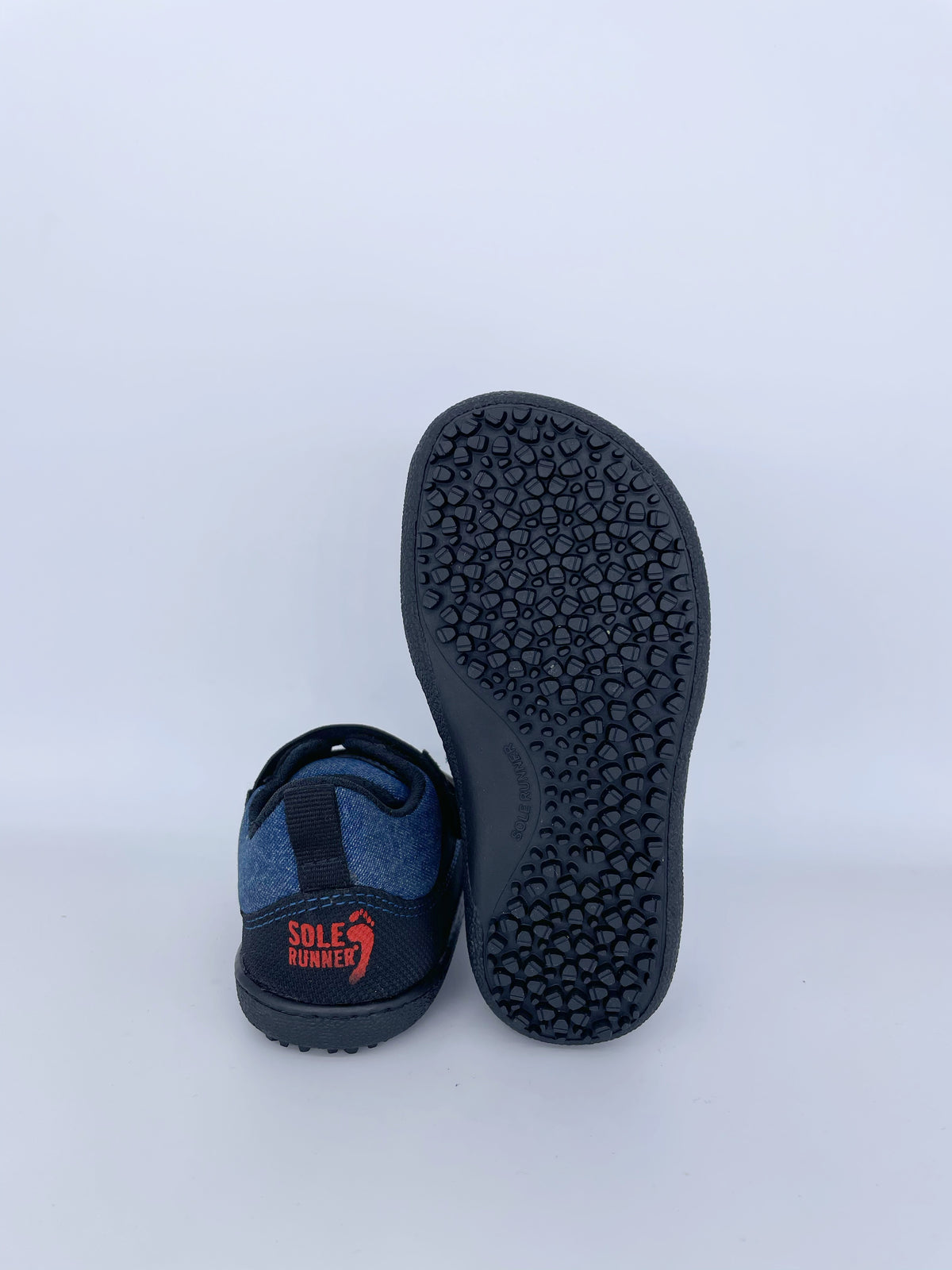 Kinder Barfußschuh, geschlossene Zehen und geschlossener Fersenbereich, Klettverschluss, flexible Sohle mit Profil, Paar, Ansicht von unten und Rückansicht