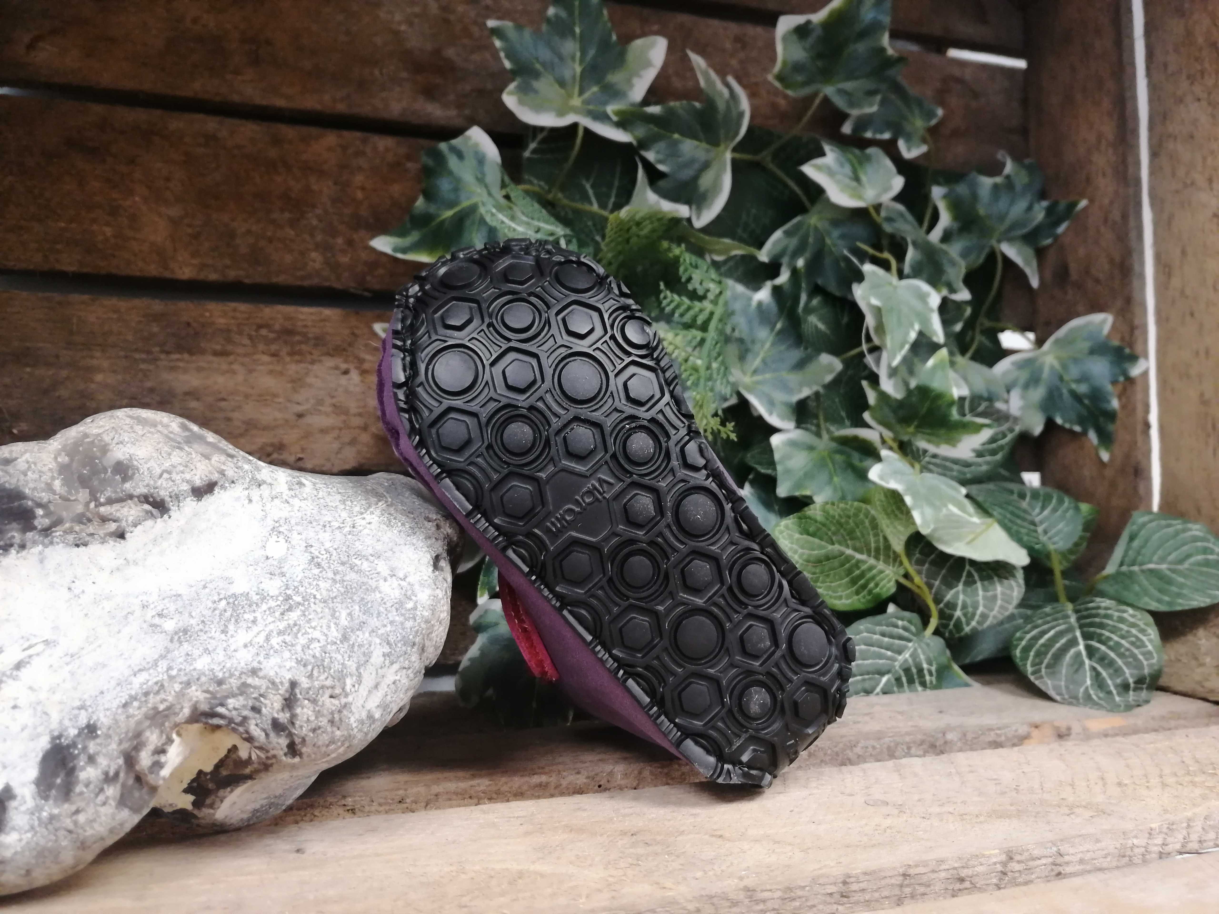 Barfußwinterstiefel für Kinder als einzelner Schuh, flexible Sohle mit Profil, geschlossene Zehen, geschlossener Fersenbereich, Ansicht von unten.
