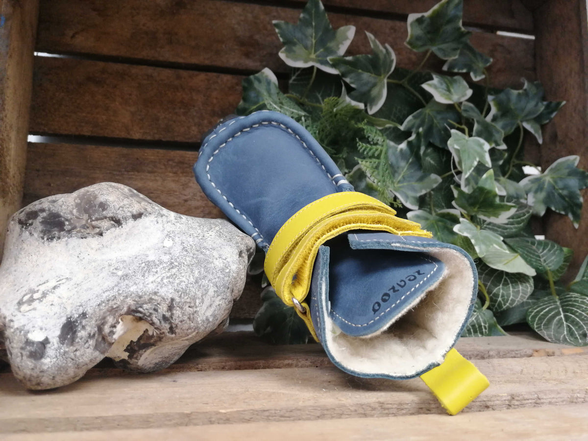 Barfußwinterstiefel für Kinder als einzelner Schuh, offene Schaftansicht mit sichtbarem Innenraum, geschlossene Zehen, geschlossener Fersenbereich, Draufsicht.