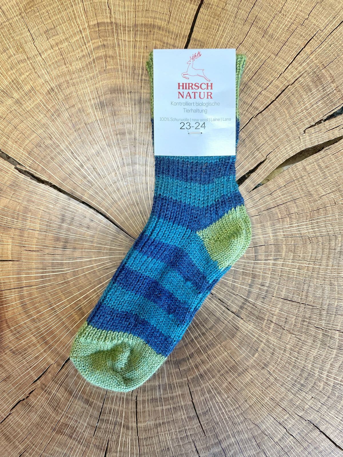 Socken ohne separate Zehen, wadenhoher Schaft, elastischer Bund, gestreiftes Strickmuster, verstärkter Fersen- und Zehenbereich, schräge Vorderansicht