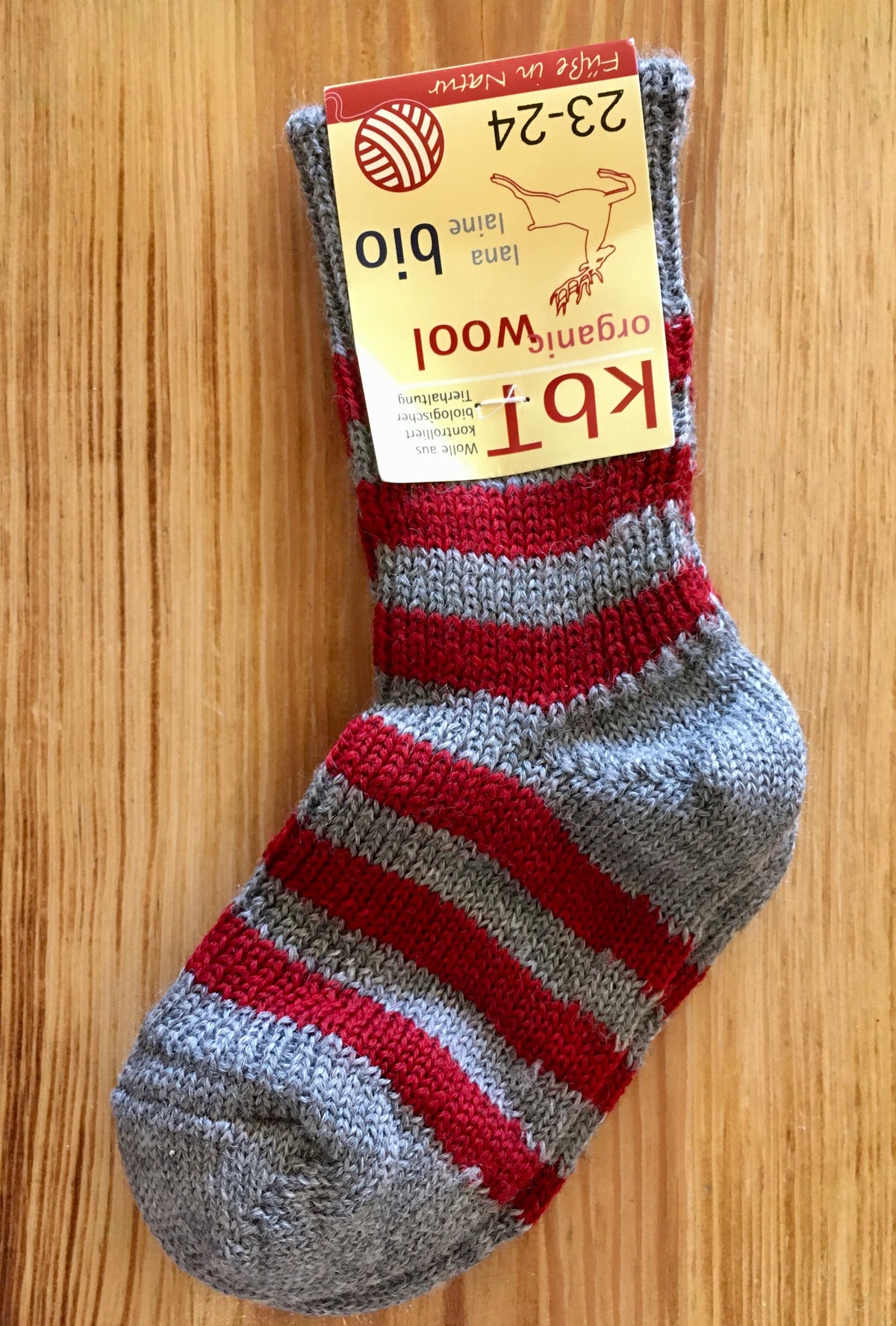 Socken ohne separate Zehen, wadenhoher Schaft, elastischer Bund, gestreiftes Strickmuster, verstärkter Fersen- und Zehenbereich, Draufsicht