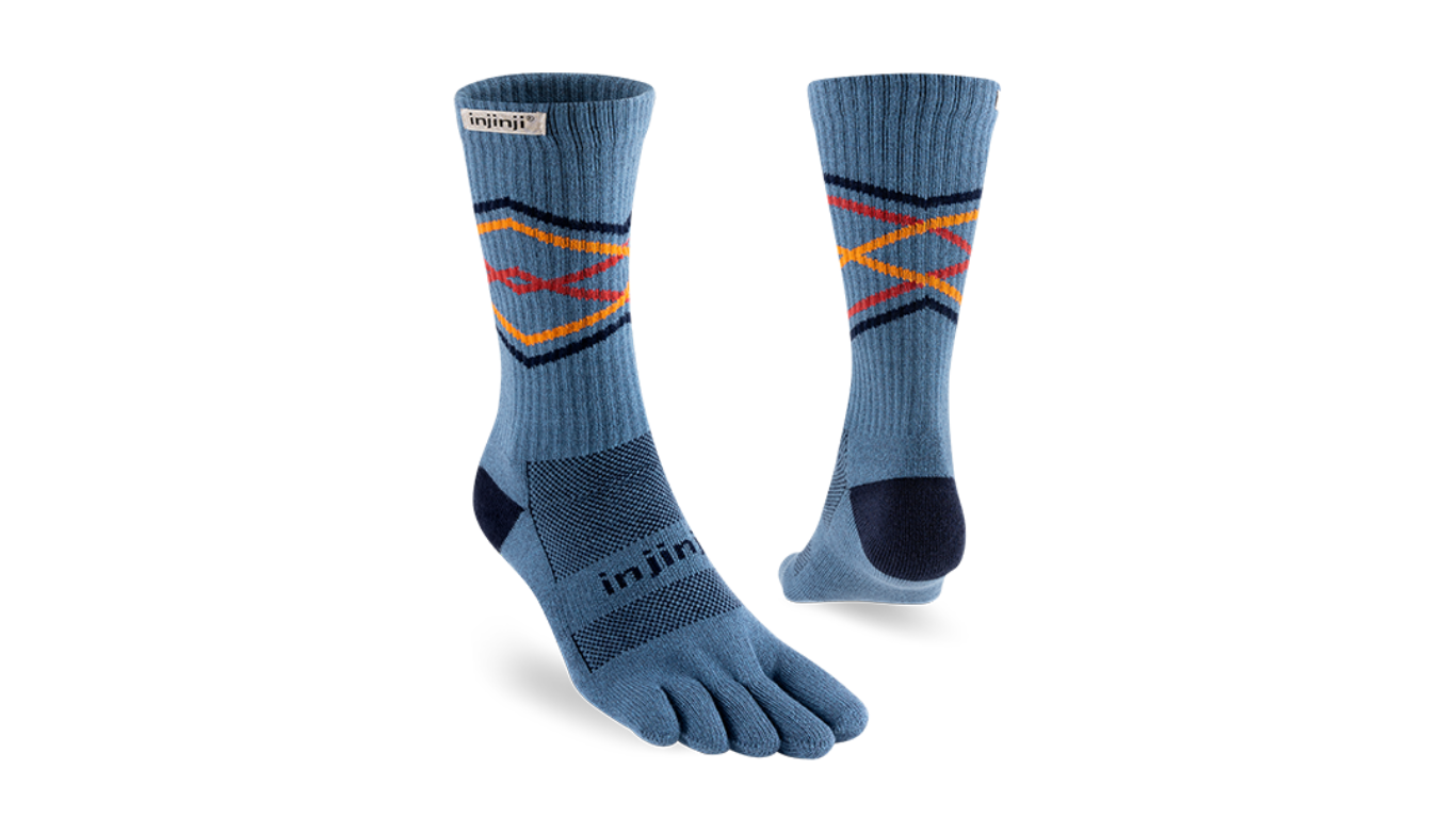 Zehensocken für Erwachsene mit getrennten Zehen und hohem Schaft, als Paar dargestellt, schräge Vorderansicht und Rückansicht