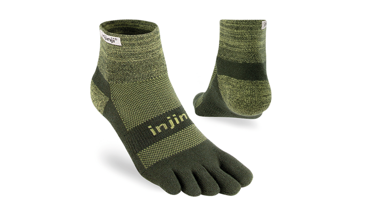 Zehensocken mit getrennten Zehen und elastischem Bündchen, kurzer Schaft, schräge Vorderansicht als Paar