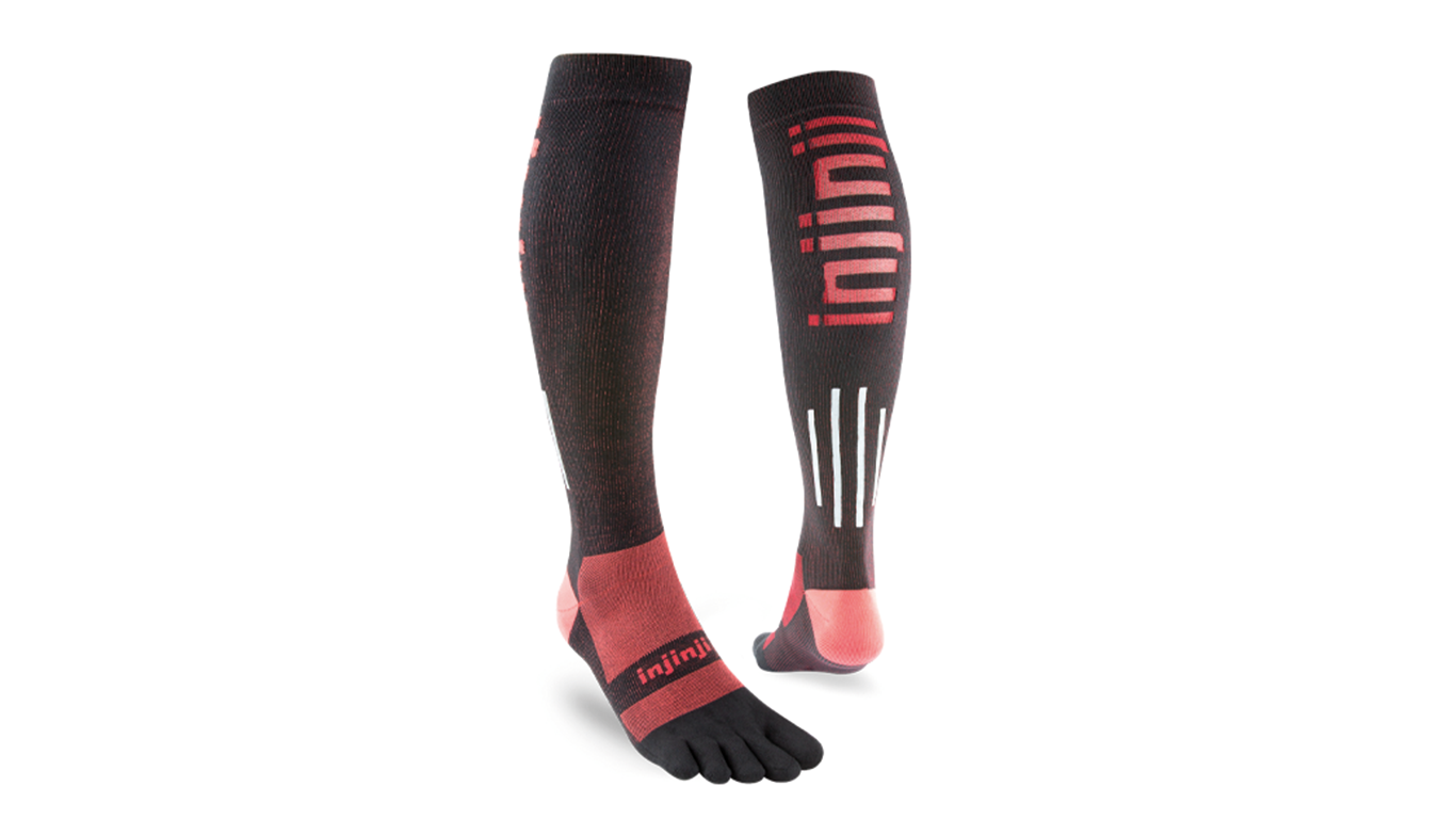 Zehensocken mit fünf separaten Zehenfächern und langem Schaft bis unter das Knie, elastisches Bündchen, gestrickte Struktur im Fußbereich, Paar in schräger Vorderansicht