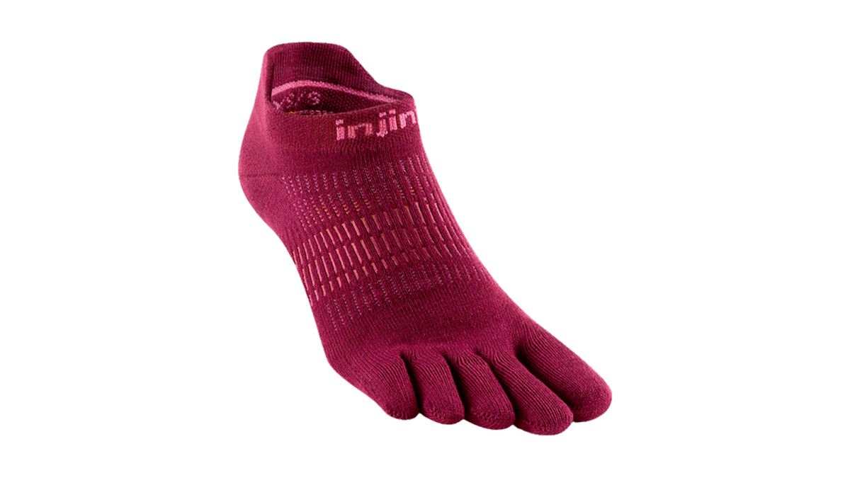 Zehensocke mit fünf separaten Zehenfächern und sehr niedrigem Schaft unter dem Knöchel, elastisches Bündchen, gestrickte Struktur im Fußbereich, schräge Vorderansicht