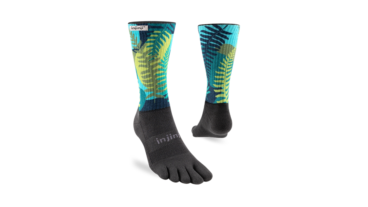 Wadenlange Zehensocken als Paar mit fünf Zehen, schräge Vorderansicht.