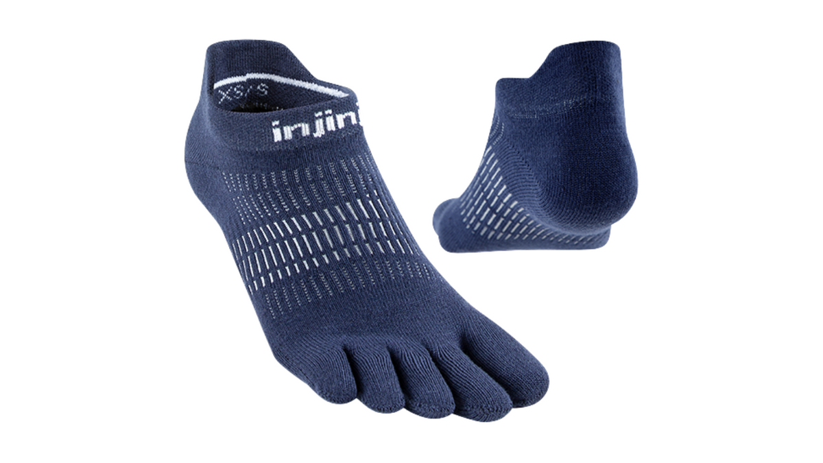 Zehensocken mit fünf separaten Zehenfächern und sehr niedrigem Schaft unter dem Knöchel, elastisches Bündchen, gestrickte Struktur im Fußbereich, Paar in schräger Vorderansicht