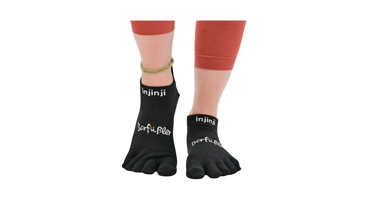 Zehensocken für Erwachsene mit getrennten Zehen und kurzem Schaft, als Paar getragen, Vorderansicht