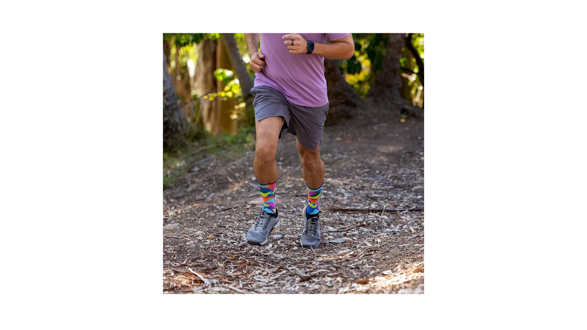 Person beim Sport mit Blick auf Unterkörper speziell auf Sportschuhe mit Zehensocken
