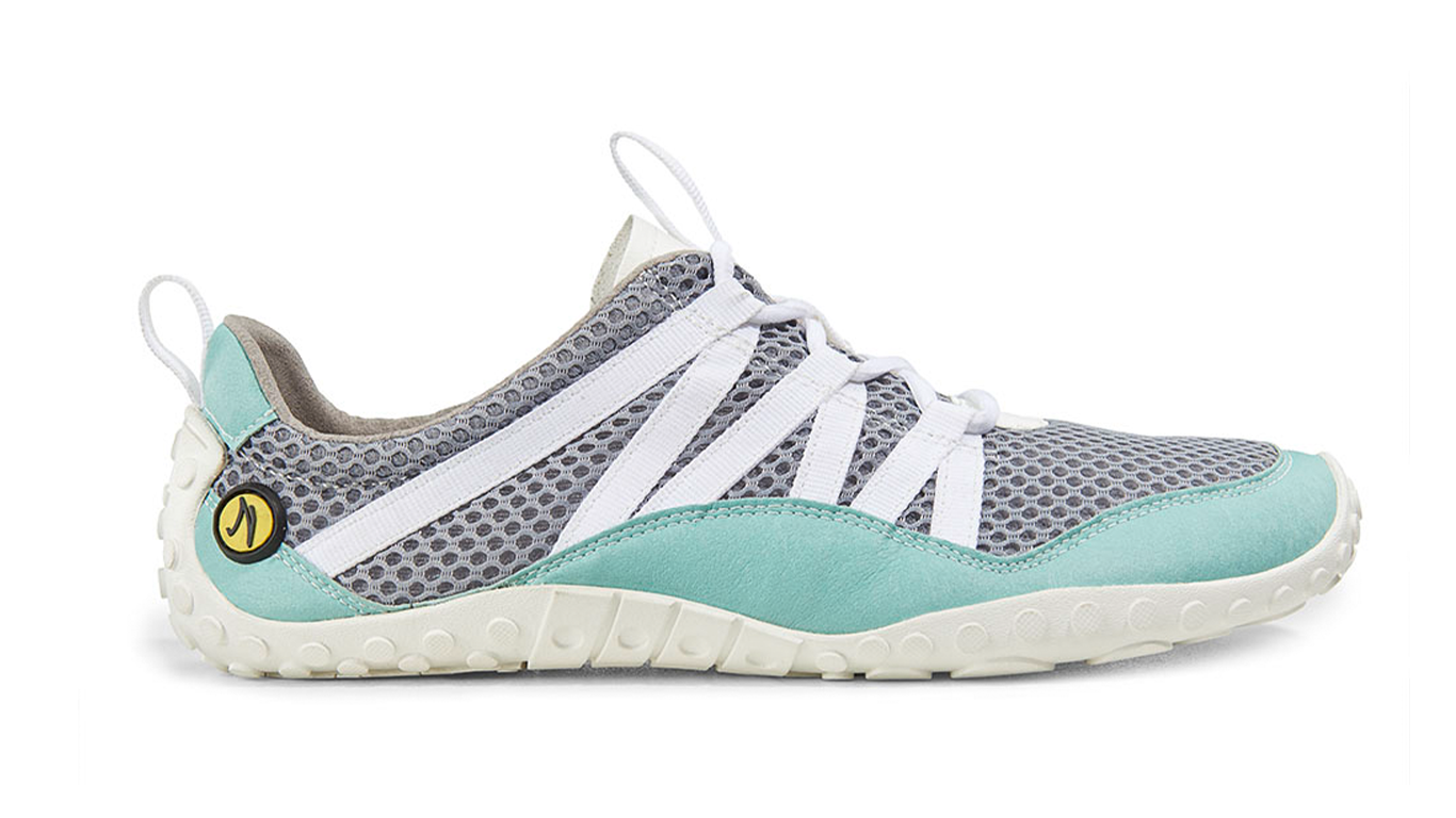 Barfußschuh mit Schnürsenkeln, geschlossener Zehenbox und geschlossenem Fersenbereich, flexible profilierte Sohle, Seitenansicht außen