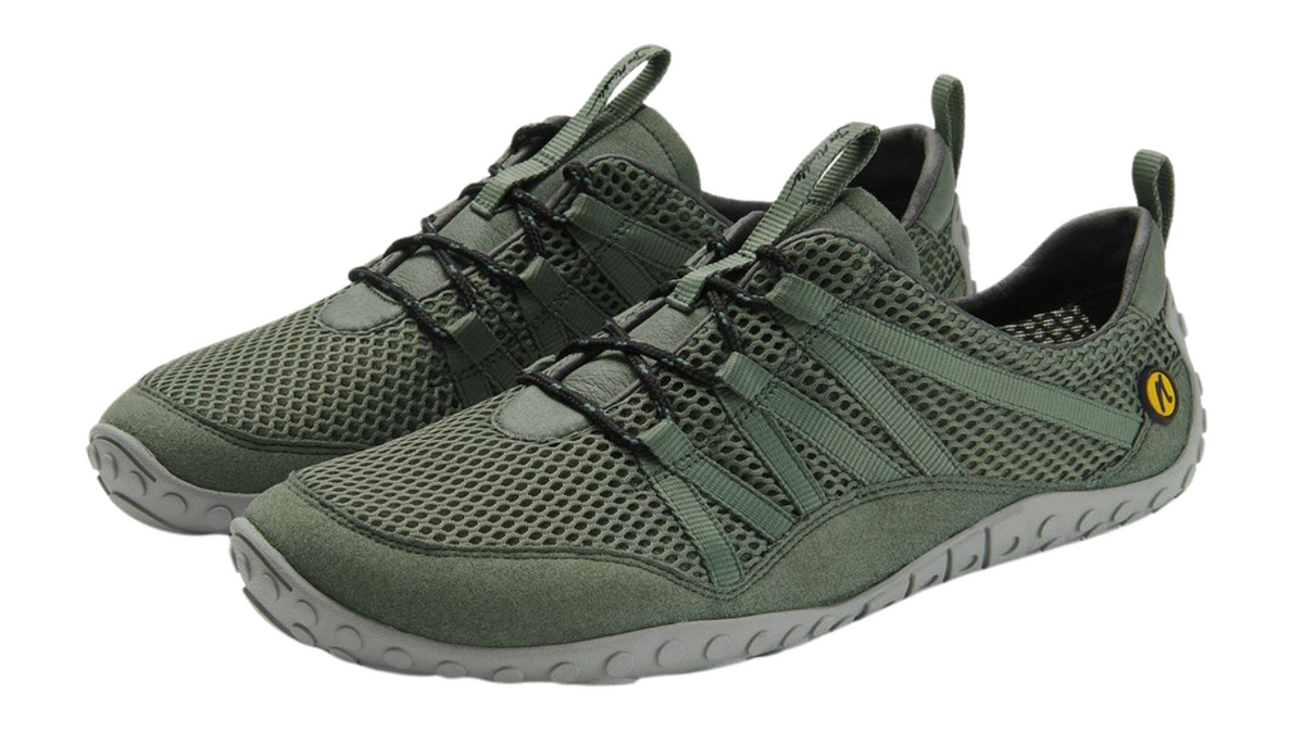 Barfußschuh mit Schnellschnürung, geschlossener Zehenbox und geschlossenem Fersenbereich, profilierte Sohle, schräge Vorderansicht als Paar