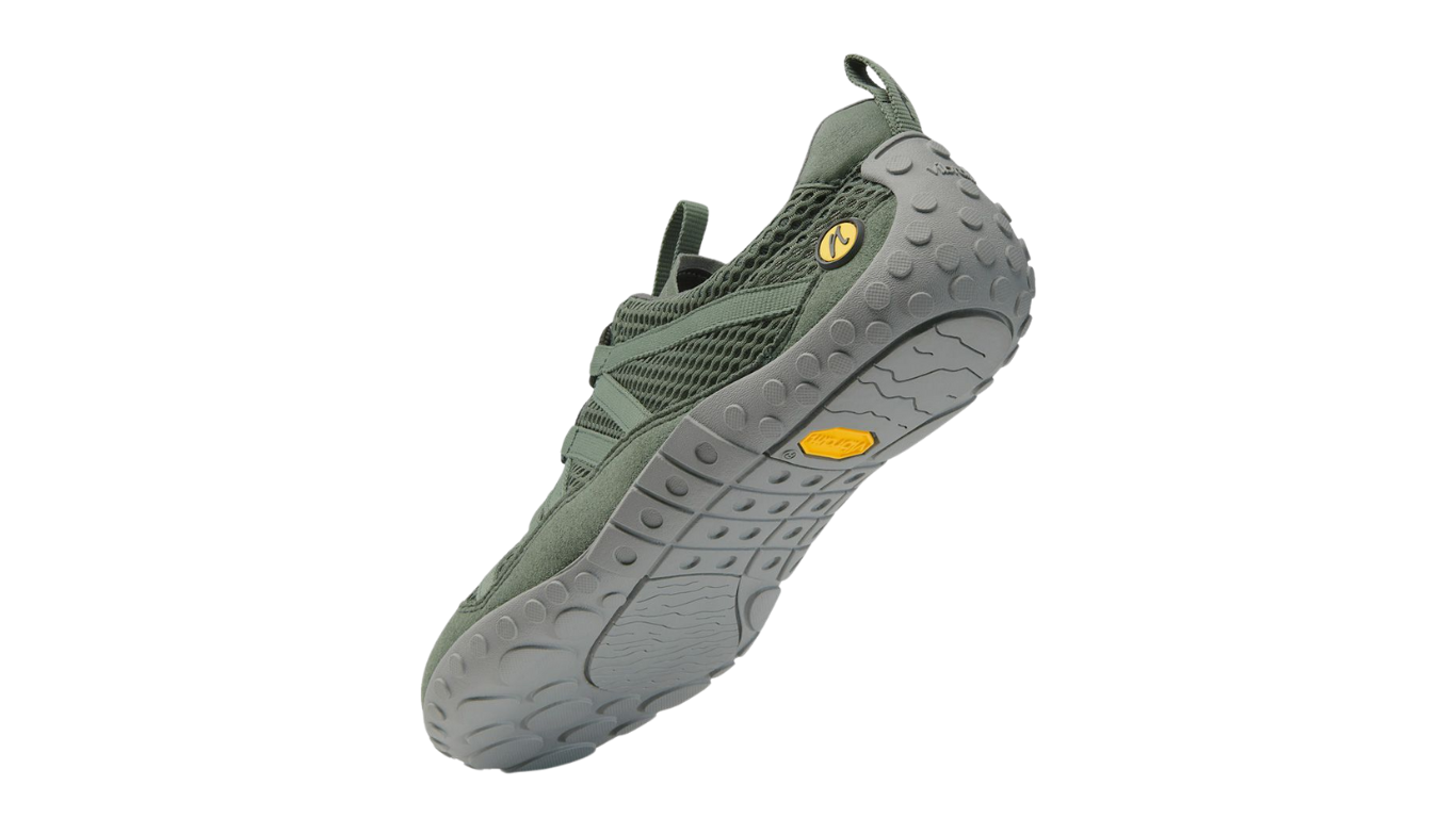 Barfußschuh mit Schnürsenkeln, geschlossener Zehenbox und geschlossenem Fersenbereich, flexible profilierte Sohle, schräge Rückansicht