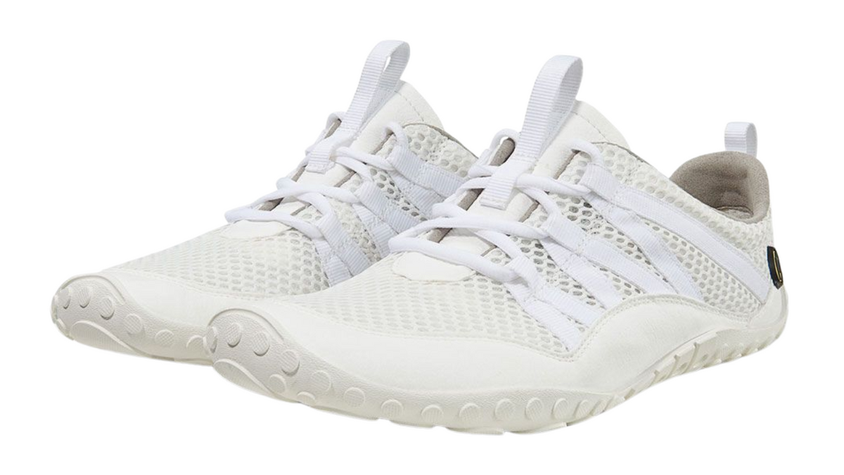 Barfußschuh mit Schnürsenkeln, geschlossener Zehenbox und geschlossenem Fersenbereich, flexible profilierte Sohle, schräge Vorderansicht als Paar