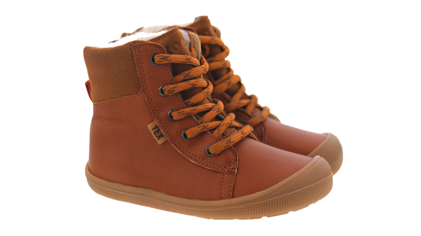 Barfußwinterstiefel für Kinder mit Schnürung, breiter Zehenbox und geschlossenem Schaft als Paar, schräge Vorderansicht