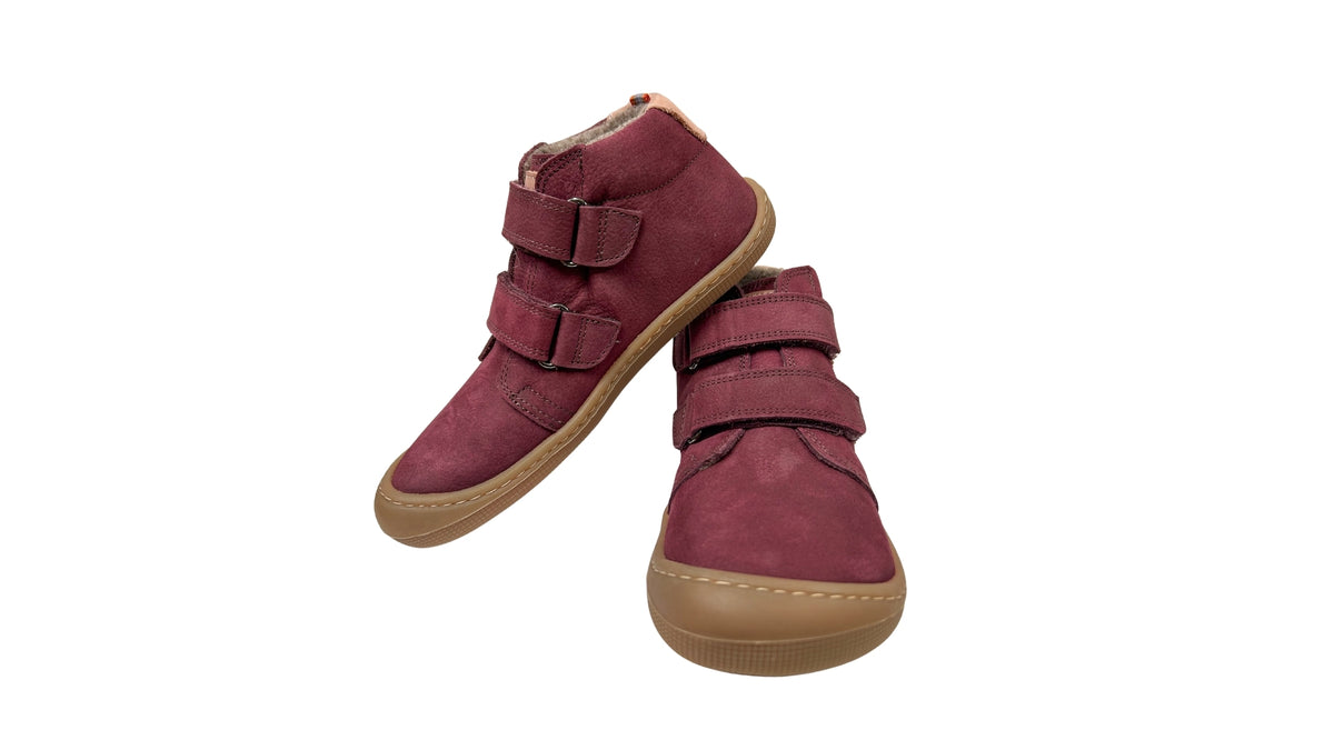 Kinder-Barfußschuh als Paar mit breiter Zehenbox, geschlossenem Zehenbereich, geschlossener Ferse, Klettverschluss, flacher flexibler Sohle, schräge Vorderansicht.