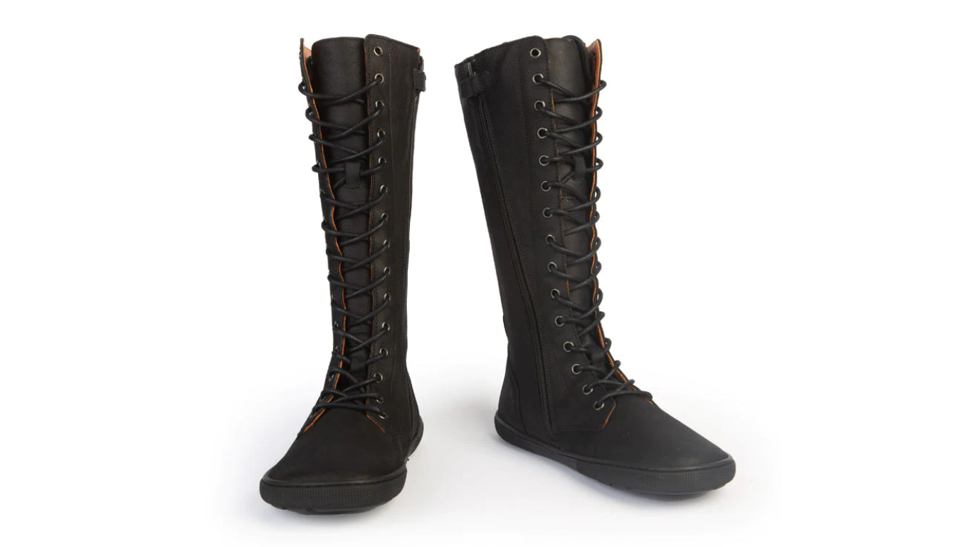 Barfußstiefel für Erwachsene mit Schnürung und geschlossenem Schaft als Paar, schräge Vorderansicht