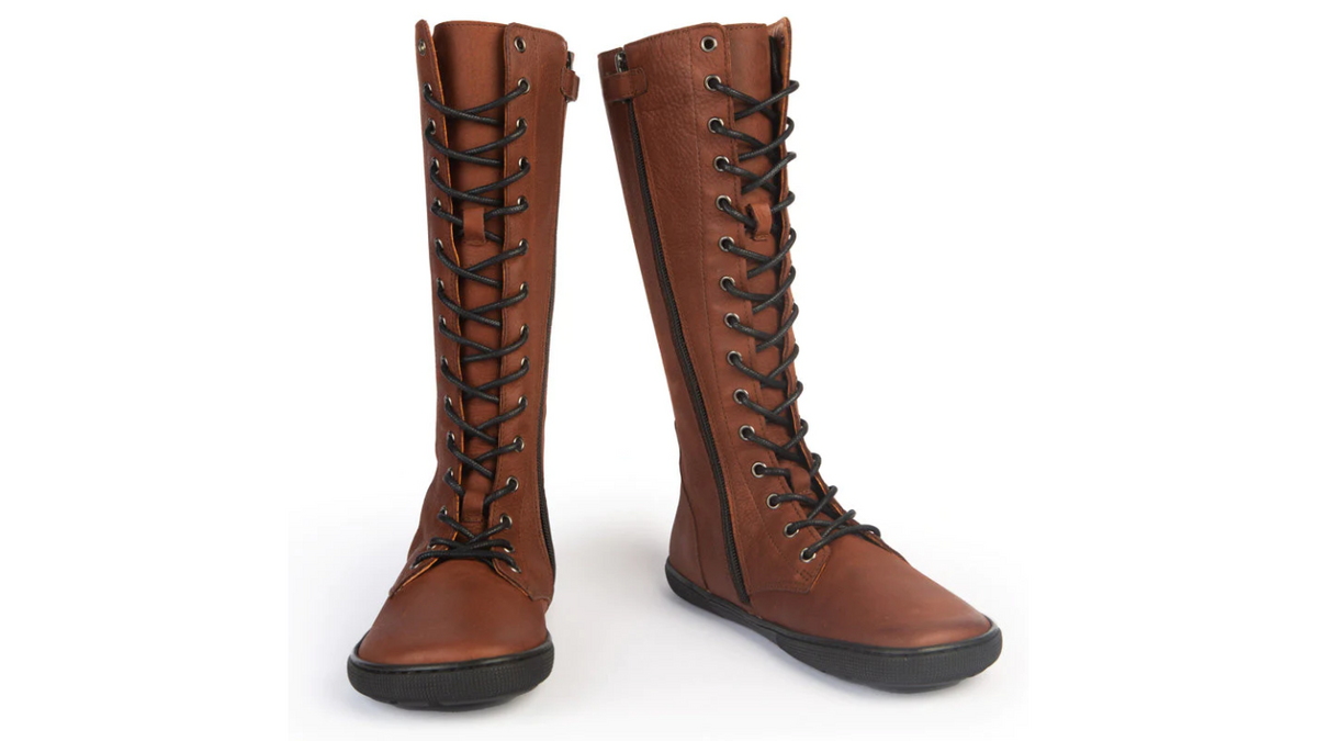 Barfußstiefel für Erwachsene mit Schnürung und geschlossenem Schaft als Paar, schräge Vorderansicht