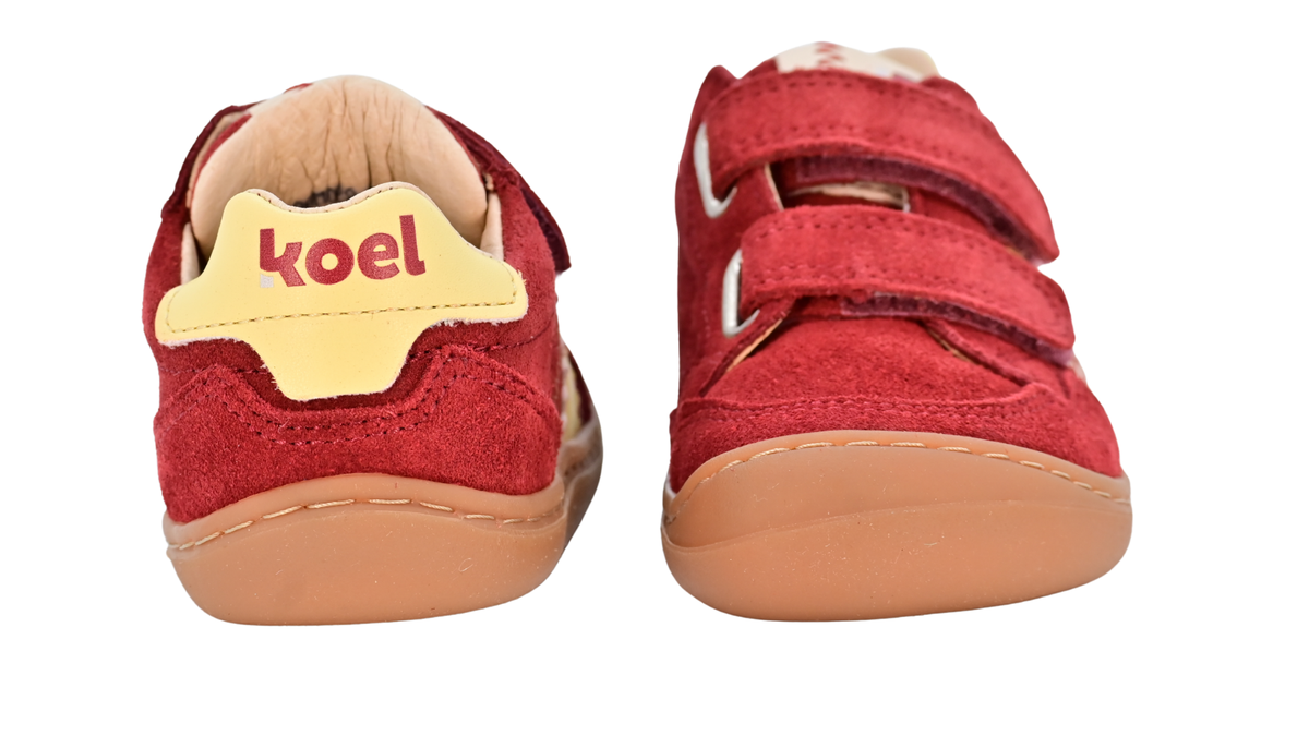 Barfußschuh für Kinder, geschlossene Zehenpartie, geschlossener Fersenbereich, zwei Klettverschlüsse, seitliche Streifen, Ziernähte im Seitenbereich, flache Sohle, Rück- und Vorderansicht als Paar