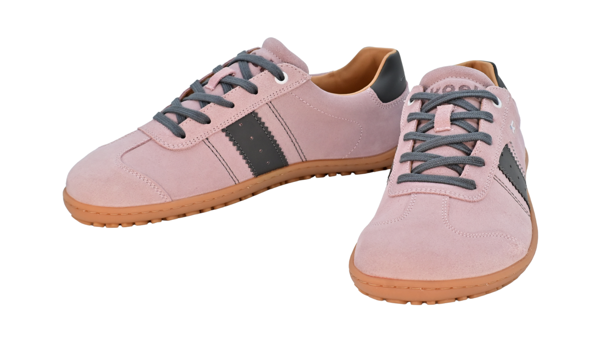 Barfußschuh für Erwachsene, geschlossene Zehenpartie, geschlossener Fersenbereich, Schnürung, seitlicher Streifen mit Perforation, flache Sohle, Seiten- und Vorderansicht, Paar