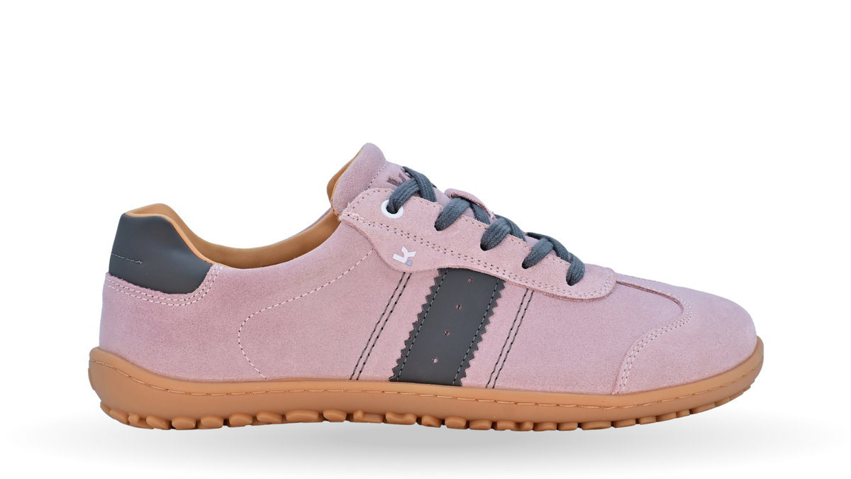 Barfußschuh für Erwachsene, geschlossene Zehenpartie, geschlossener Fersenbereich, Schnürung, seitlicher Streifen mit Perforation, flache Sohle, Seitenansicht außen