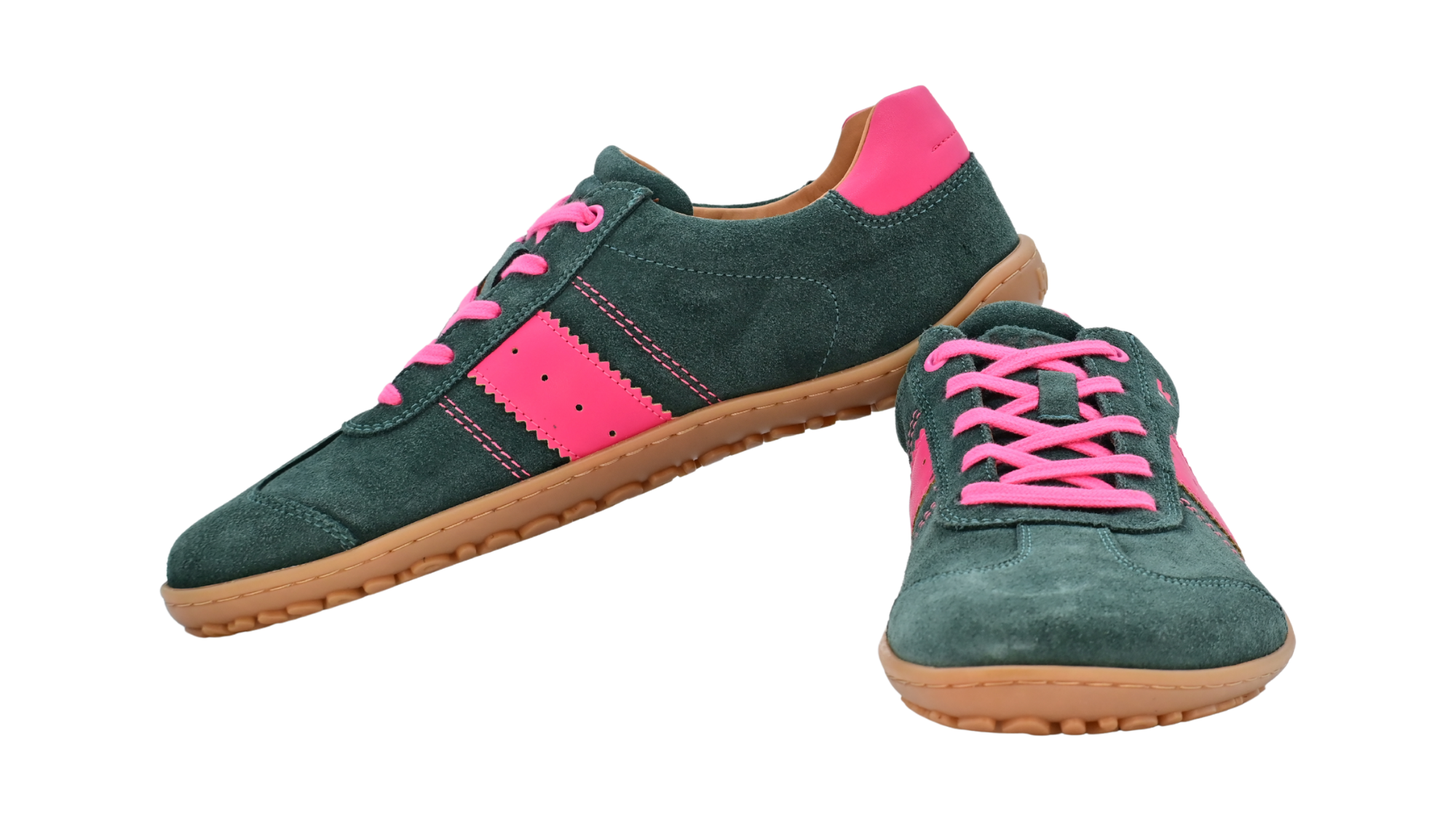 Barfußschuh für Erwachsene, geschlossene Zehenpartie, geschlossener Fersenbereich, Schnürung, seitlicher Streifen mit Perforation, flache Sohle, Seiten- und Vorderansicht, Paar