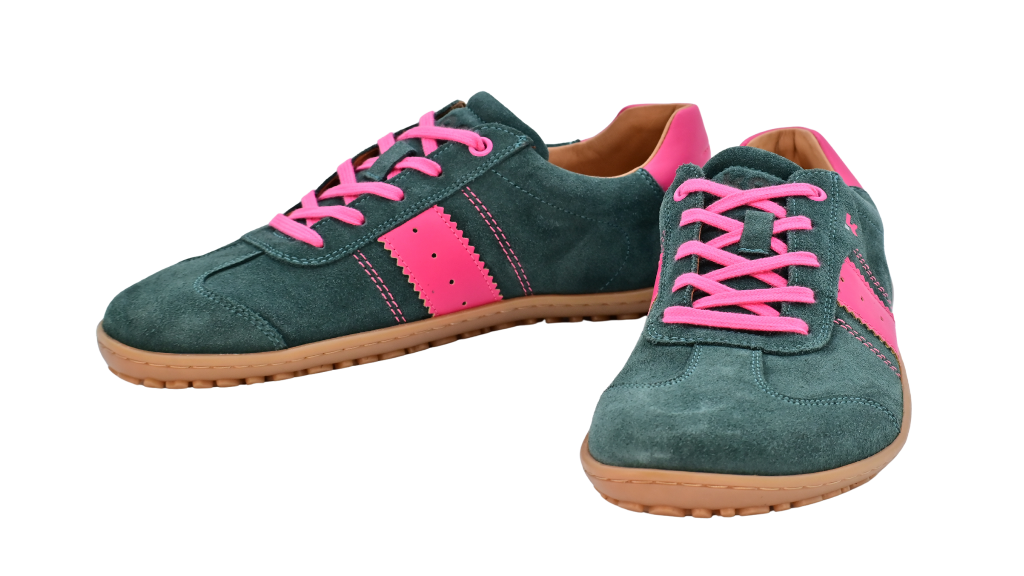Barfußschuh für Erwachsene, geschlossene Zehenpartie, geschlossener Fersenbereich, Schnürung, seitlicher Streifen mit Perforation, flache Sohle, Seiten- und Vorderansicht, Paar