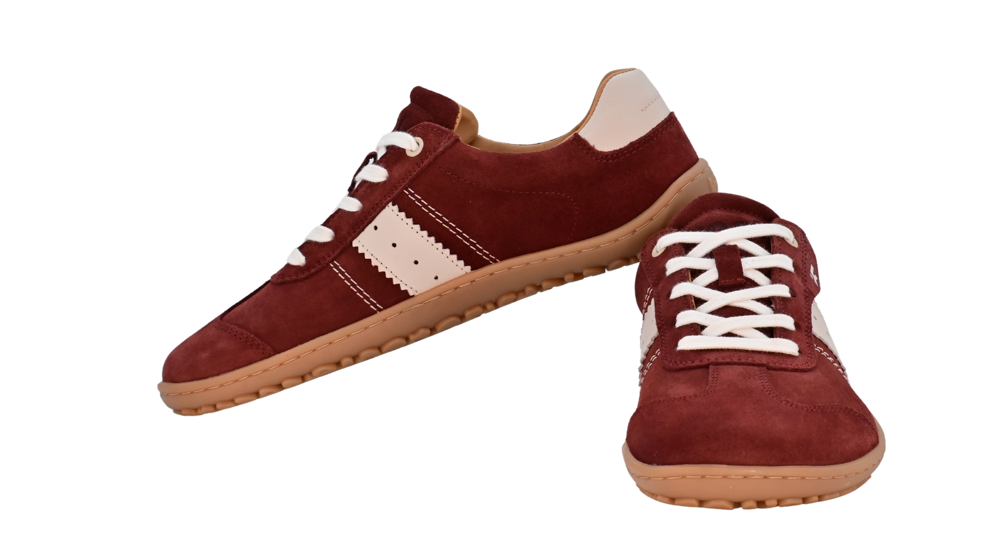 Barfußschuh für Erwachsene, geschlossene Zehenpartie, geschlossener Fersenbereich, Schnürung, seitlicher Streifen mit Perforation, flache Sohle, Seiten- und Vorderansicht, Paar