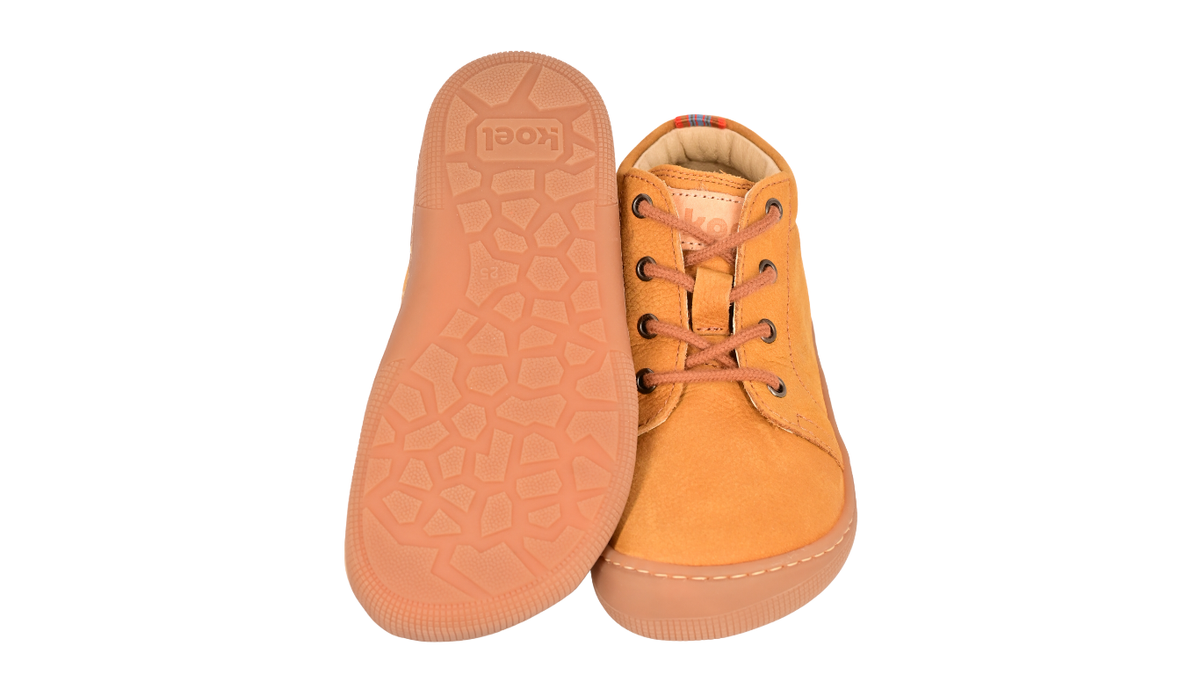 Barfußschuh für Kinder, knöchelhoch, geschlossene Zehen und geschlossener Fersenbereich, Schnürung mit Ösen, flexible Sohle, Ansicht von unten und Draufsicht als Paar