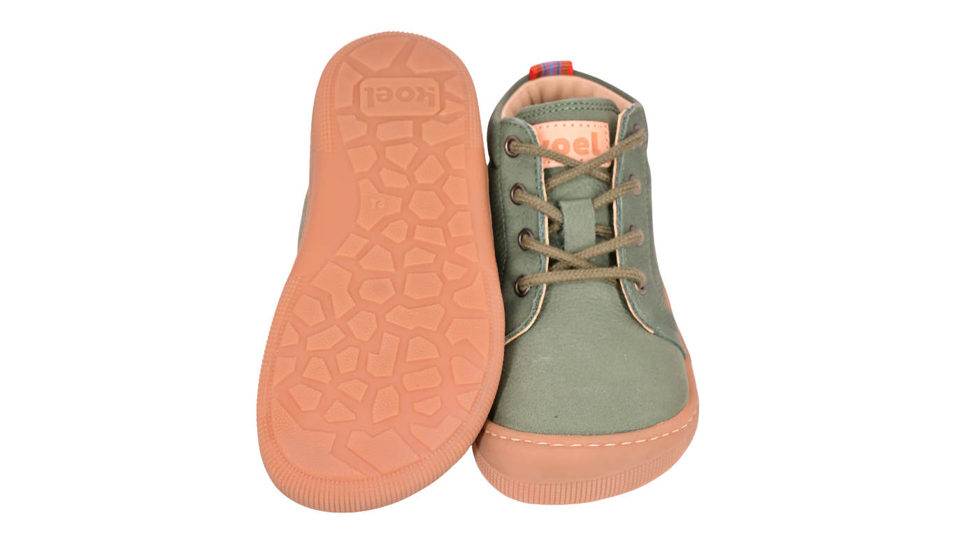 Barfußschuh für Kinder, knöchelhoch, geschlossene Zehen und geschlossener Fersenbereich, Schnürung mit Ösen, flexible Sohle, Ansicht von unten und Draufsicht als Paar