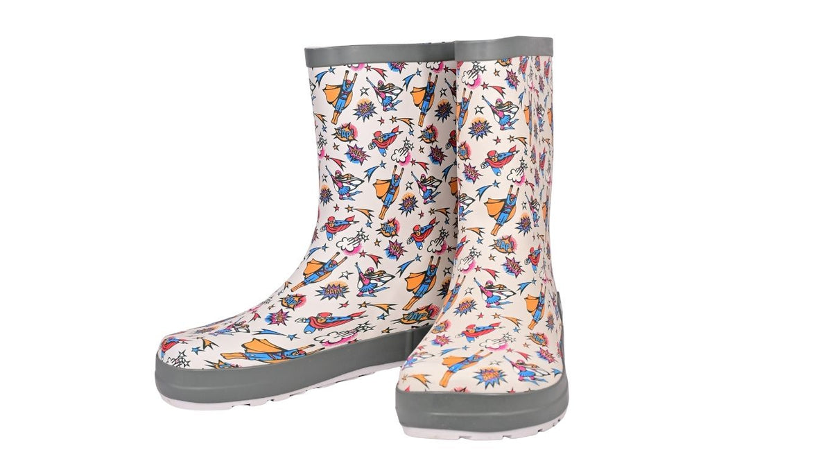 Barfußstiefel für Kinder ohne Verschluss mit breiter Zehenbox und geschlossenem Schaft, schräge Vorderansicht