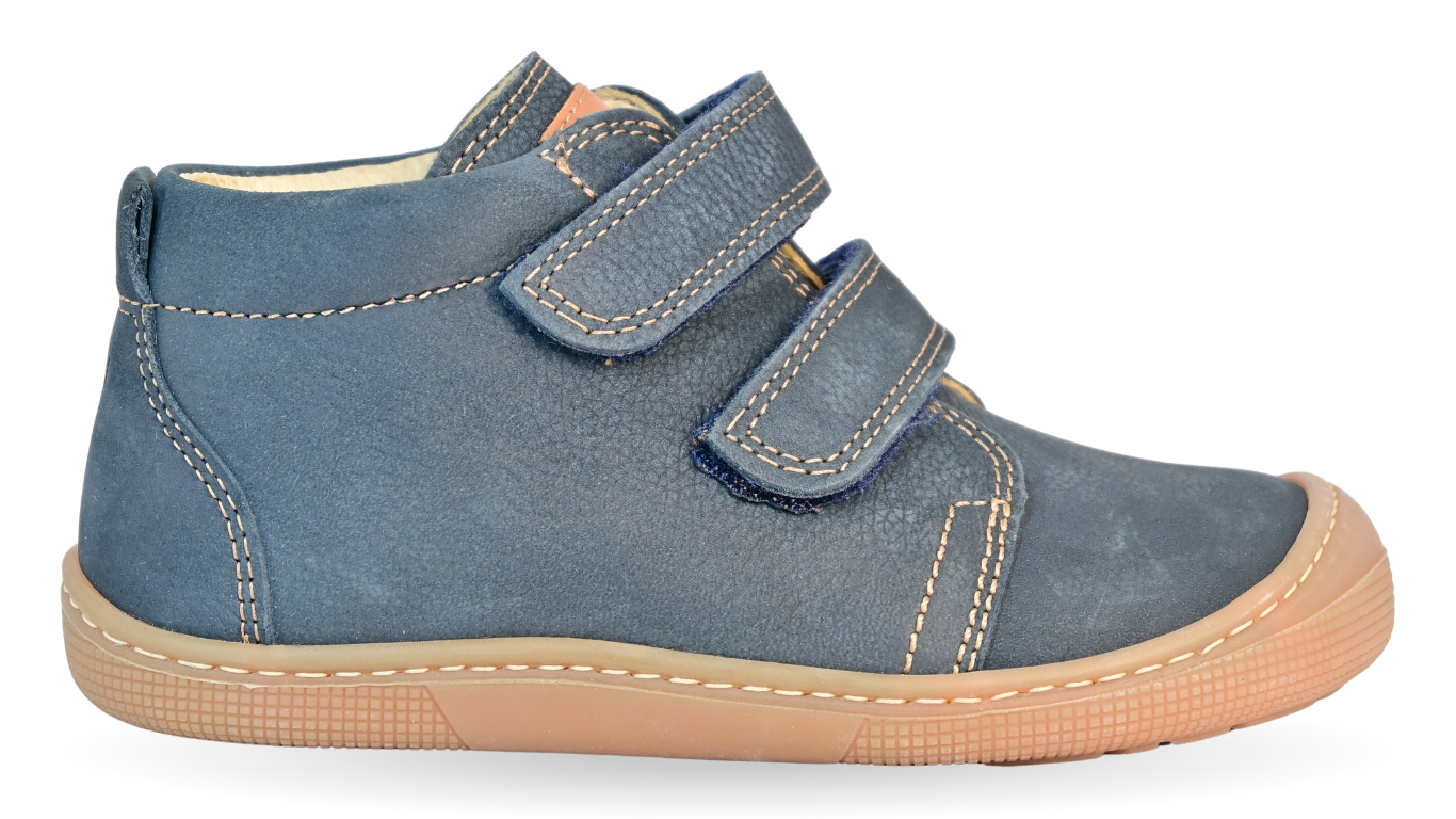 Barfußschuh für Kinder mit zwei Klettverschlüssen, breiter Zehenbox und geschlossenem Fersenbereich, Seitenansicht außen