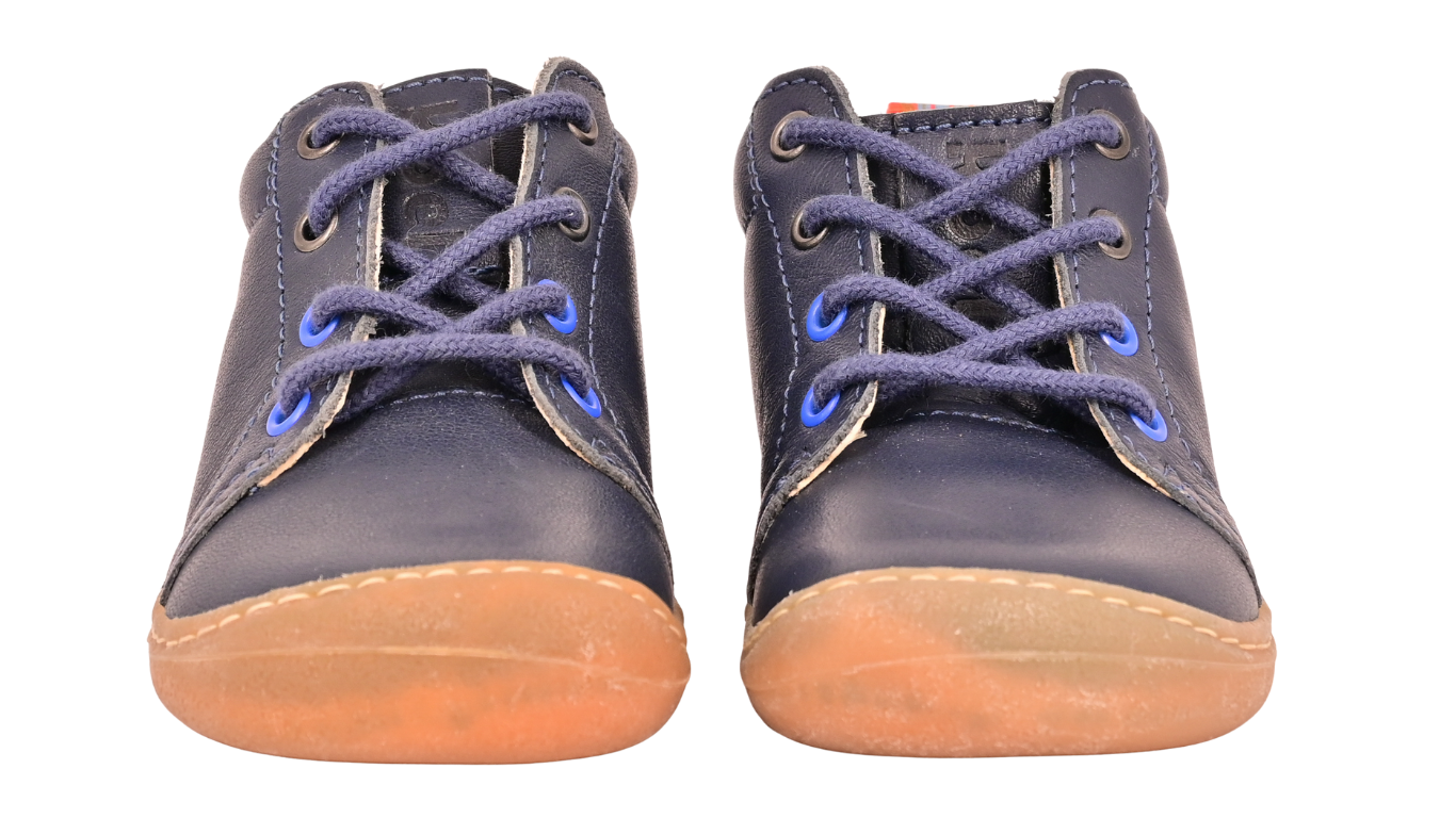 Barfußschuh für Kinder mit Schnürung, breiter Zehenbox und geschlossenem Fersenbereich, Vorderansicht