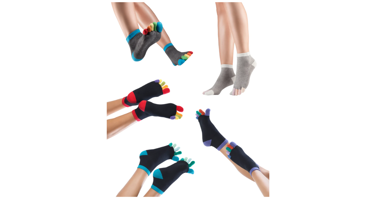 Zehensocken am Fuß getragen mit getrennten Zehen, kurzem Schaft und elastischem Bund, schräge Vorderansicht