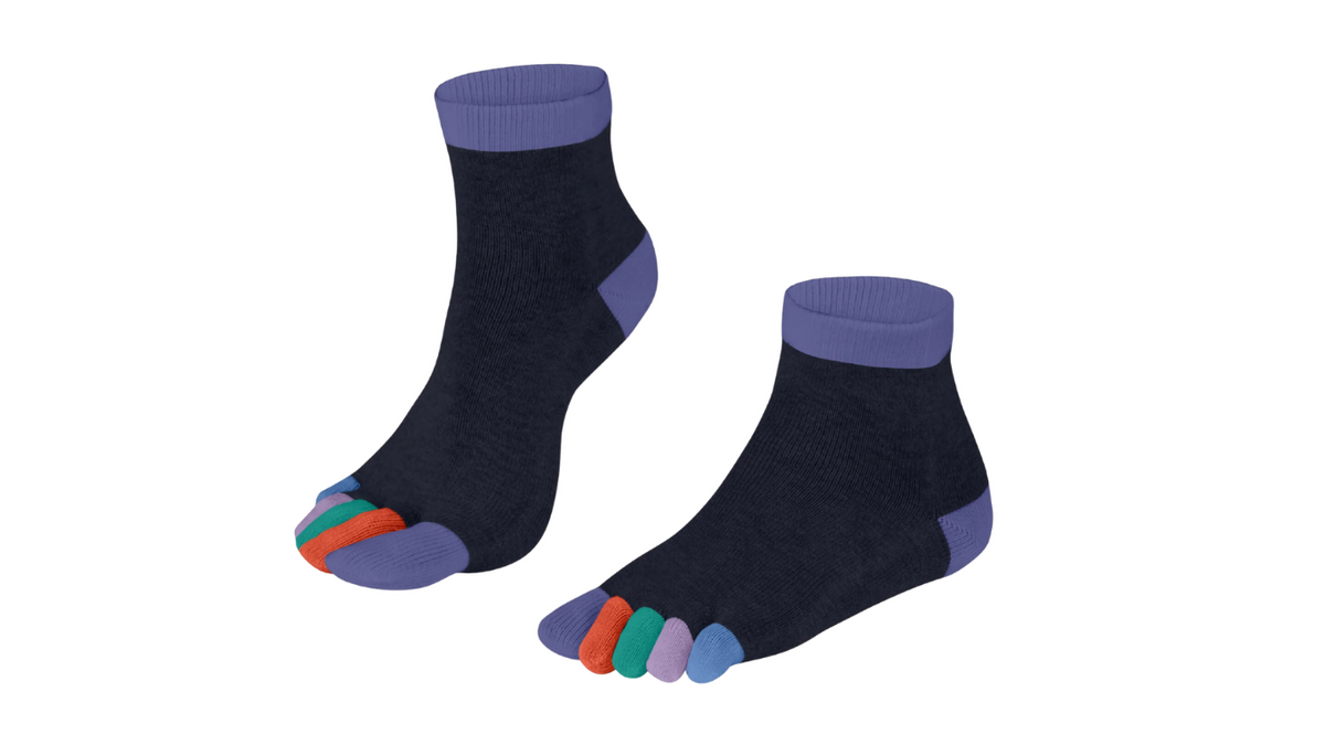 Zehensocken mit getrennten Zehen, kurzem Schaft und ausgearbeiteter Ferse, elastischer Bund, Seitenansicht außen