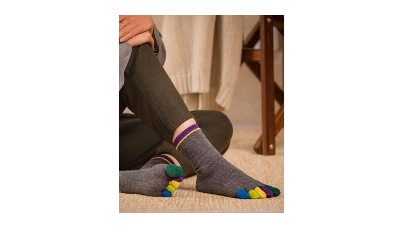 Zehensocken, separate Zehen farblich abgesetzt, knöchelhoher Schaft, elastischer Bund, getragen am Fuß, Detailansicht