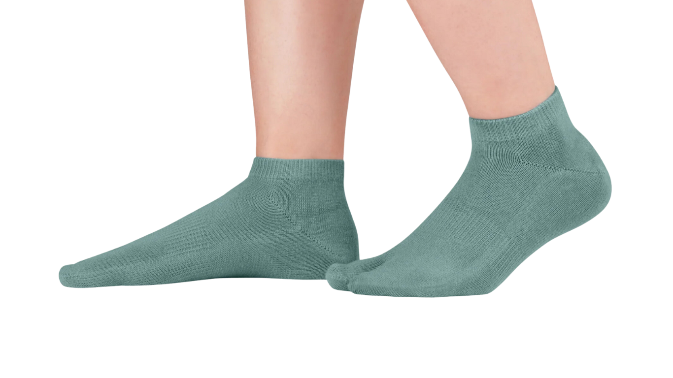 Zehensocken, separate Zehen, knöchelhoher Schaft, elastischer Bund, getragen am Fuß, Seitenansicht außen