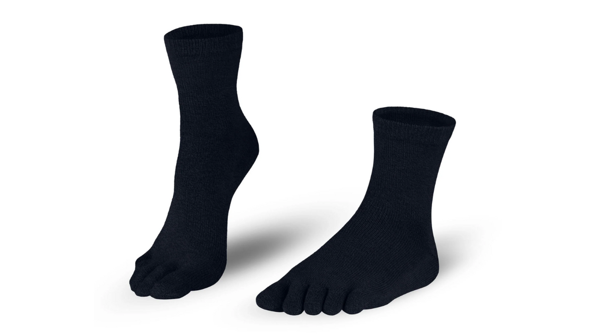 Schwarze, wadenlange Zehensocken aus Baumwolle. Paar frontal dargestellt mit klar erkennbarer Zehentrennung und schlichtem Bündchen.