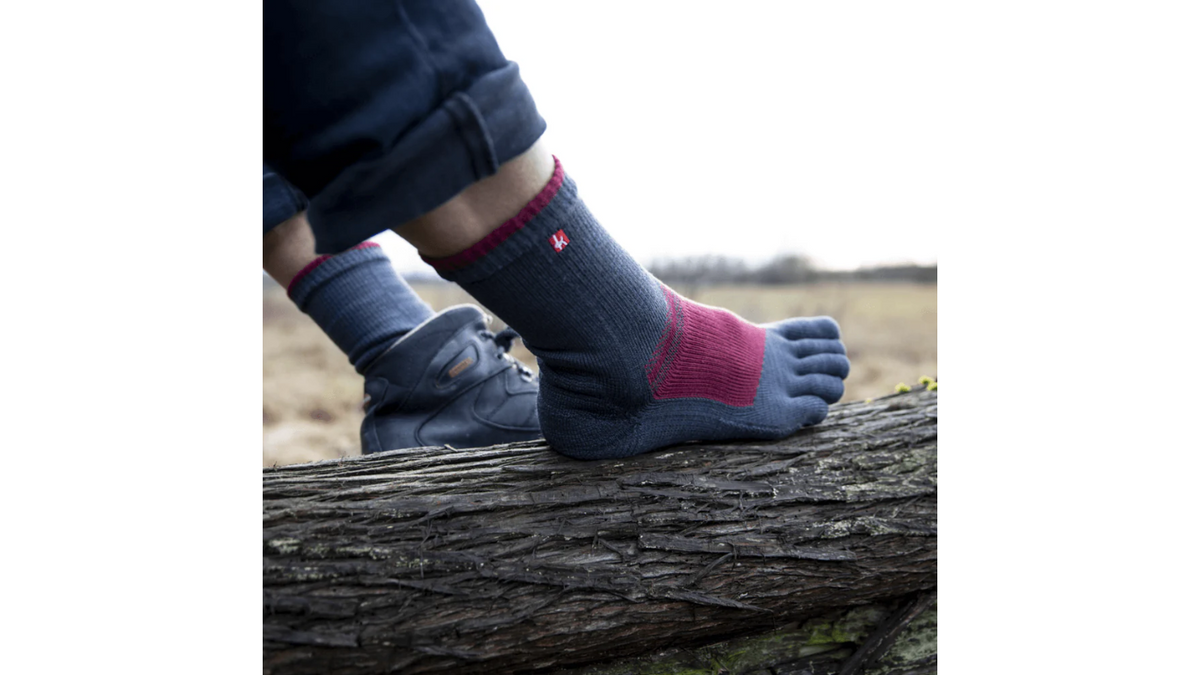 Zehensocken, Paaransicht, separate Zehen, mittelhoher Schaft, elastischer Bund, verstärkter Fersen- und Ballenbereich, schräge Vorderansicht