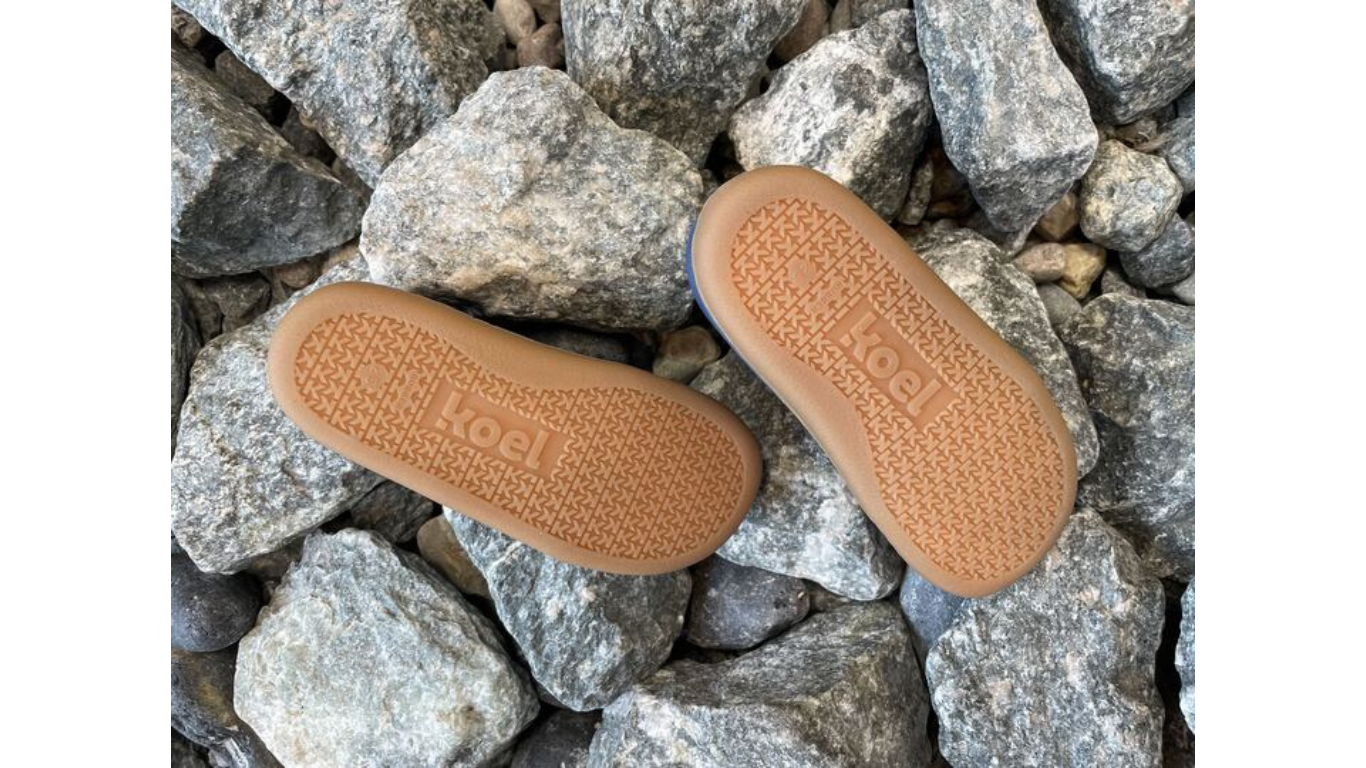 Barfußschuh für Kinder, knöchelhoch, geschlossene Zehen und geschlossener Fersenbereich, Schnürung mit Ösen, flexible Sohle, Ansicht von unten als Paar