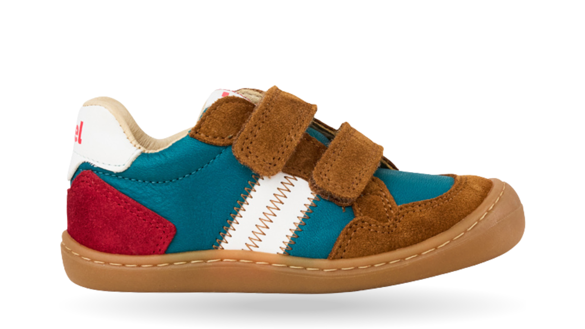 Barfußschuh für Kinder, geschlossene Zehenpartie, geschlossener Fersenbereich, zwei Klettverschlüsse, seitliche Streifen, Ziernähte im Seitenbereich, flache Sohle, Seitenansicht außen