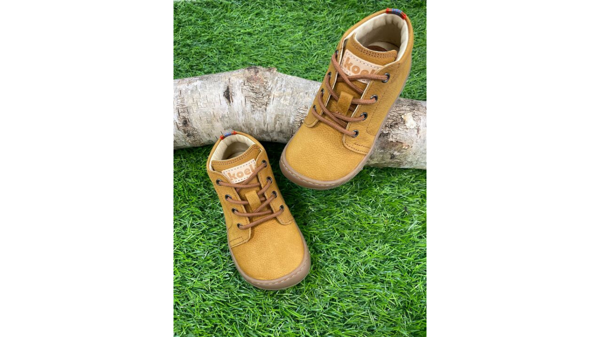 Barfußschuh für Kinder, knöchelhoch, geschlossene Zehen und geschlossener Fersenbereich, Schnürung mit Ösen, flexible Sohle, Draufsicht als Paar
